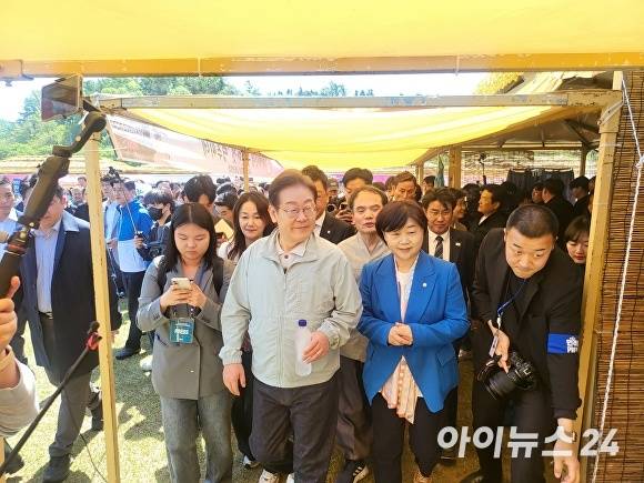 4일 더불어 민주당 이재명 대선후보가 경북 영주에서 열린 '선비문화축제'를 찾아 지역 유권자들과 인사를 하고 있다. [사진=김은경 기자]