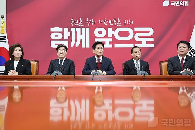 김문수 대선 후보와 당 지도부가 4일 오전 서울 여의도 국회 회의실에서 만나 이후 현안에 대해 논의하고 있다. (국민의힘)