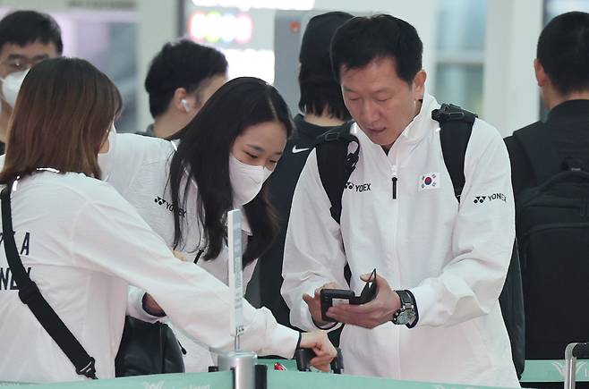 지난달 수디르만컵 출국을 앞두고 인천공항에서 박주봉(오른쪽) 감독이 안세영과 대화하고 있다. [연합뉴스]