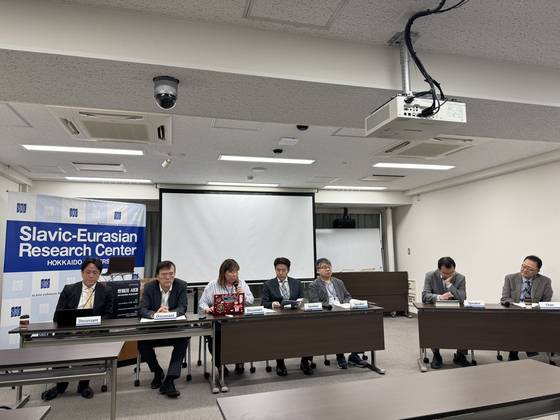 지난달 28일 일본 홋카이도대에서 ‘트럼프 시대 세계정세 변환과 한·미·일 협력’을 주제로 열린 심포지엄(한국외대 국제지역연구센터 HK+국가전략사업단, 홋카이도대 공공정책대학원 공동 주최)에서 전문가들이 열띤 토론을 하고 있다. 김상진 기자