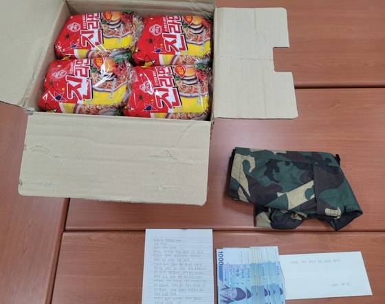 3일 오전 부산 북구 덕천지구대 앞에 한 남성이 두고 간 선물. 사진 부산경찰청