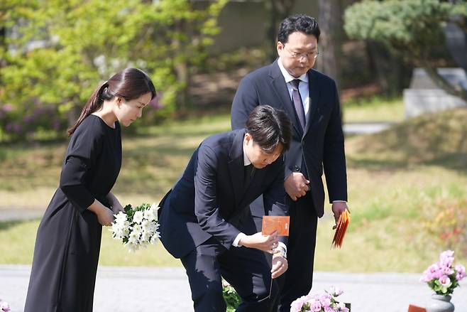 이준석 개혁신당 대통령 후보(가운데)가 5·18 민주묘지를 방문해 국화꽃과 손편지를 놓으며 묘역을 참배하고 있다. 사진 이준석 캠프