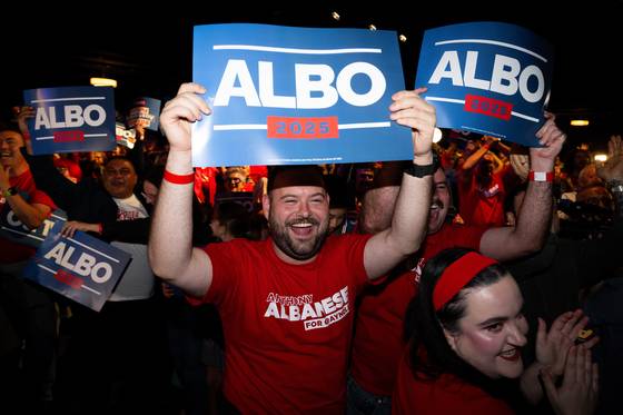 2025년 5월 3일 호주 시드니에서 열린 노동당 선거의 밤 행사에서 노동당 지지자들이 선거 결과가 나오자 반응하는 모습. EPA=연합뉴스