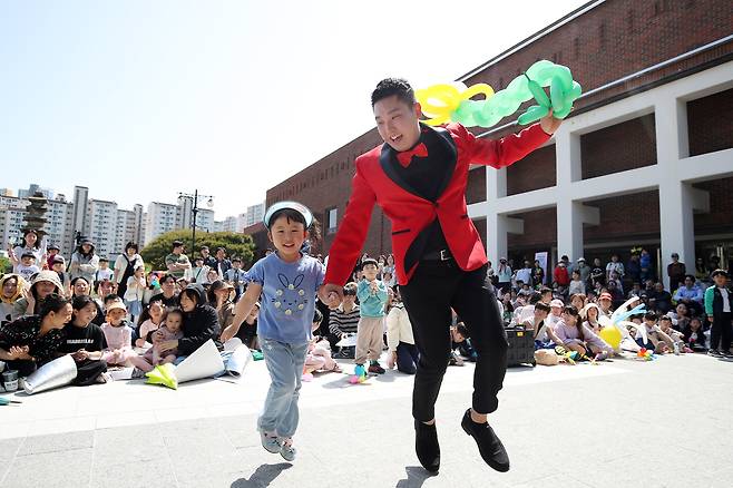 4일 국립대구박물관을 찾은 어린이들이 마술공연을 관람하고 있다. 뉴스1