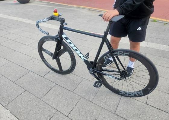 2일 오후 서울 송파구 올림픽공원에서 만난 김모(선덕중 2학년)군이 자신의 픽시 자전거를 보여주고 있다. 김군은 "같은 반 친구들 상당수는 멋지지 않는다는 이유로 브레이크를 뗐다"고 말했다. 신혜연 기자