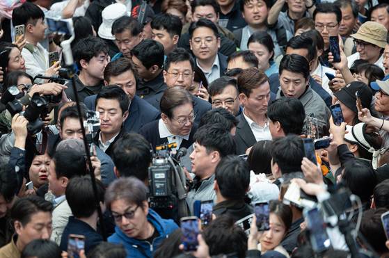 '골목골목 경청투어 : 단양팔경편'에 나선 이재명 더불어민주당 대통령 후보가 4일 오전 충북 단양군 단양구경시장에서 시민들과 인사를 나누고 있다. 뉴스1