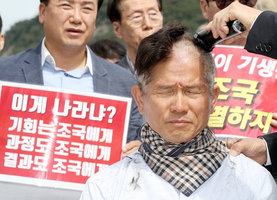 김문수 후보가 2019년 서울 종로구 청와대 앞 분수대 광장에서 조국 법무부 장관의 사퇴를 촉구하며 삭발을 하고 있다. 뉴시스