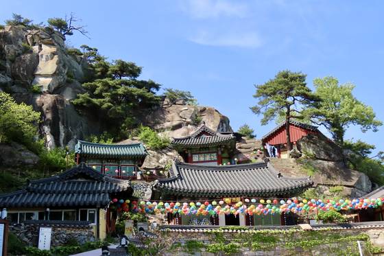 산청 대성산 정취암은 통일신라 시대에 창건한 것으로 알려졌다. 위 가운데 전각은 정취전으로, 바위에 들어서 있다. 왼쪽 상단 바위에서의 조망은 특급이다. 김홍준 기자