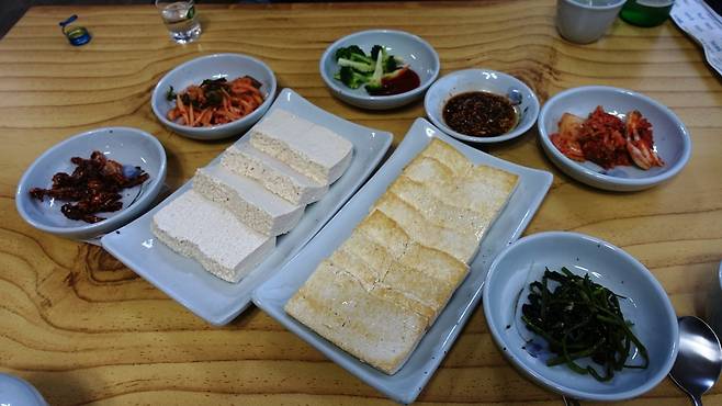 들기름에 구워 먹으면 맛있는 두부. 그러나 산초기름에 구운 두부는 천하일미라 해도 과언이 아니었다.