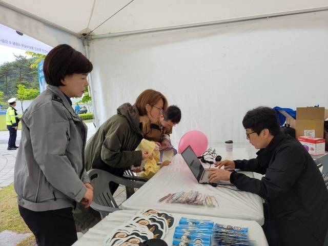 ▲ 횡성경찰서는 지난 3일 어린이날 행사장에서  미아방지를 위한 사전등록 서비스와 아동학대 예방 캠페인을 펼쳤다.