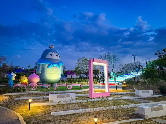 ▲ 동해시 전천 수변 공간 일부가 캐릭터 공원으로 새단장됐다.