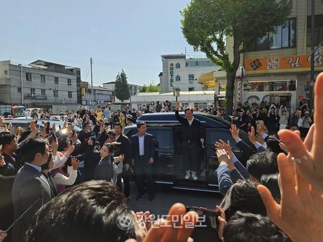 ▲ 더불어민주당 이재명 대선 후보가 4일 오후 영월읍 서부아침시장에 도착하고 있다.