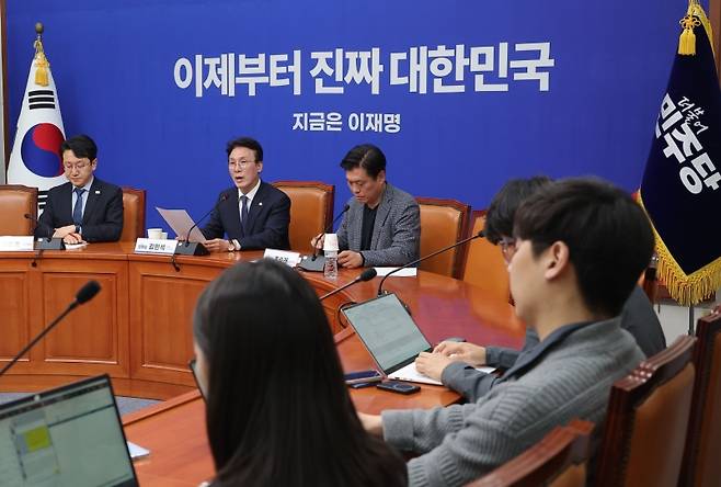 ▲ 더불어민주당 김민석 상임공동선거대책위원장이 4일 국회에서 열린 기자간담회에서 발언하고 있다. [연합뉴스]