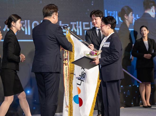 지난 2일 CJ나눔재단이 서울 중구 웨스틴 조선 서울호텔에서 진행된 ‘제103회 어린이날 기념식’에서 아동복지 증진에 기여한 공로로 ‘대통령 표창’을 수상했다. 조규홍 보건복지부 장관(왼쪽)이 민희경 CJ사회공헌추진단장(오른쪽)에게 시상을 하고 있다.  CJ나눔재단 제공