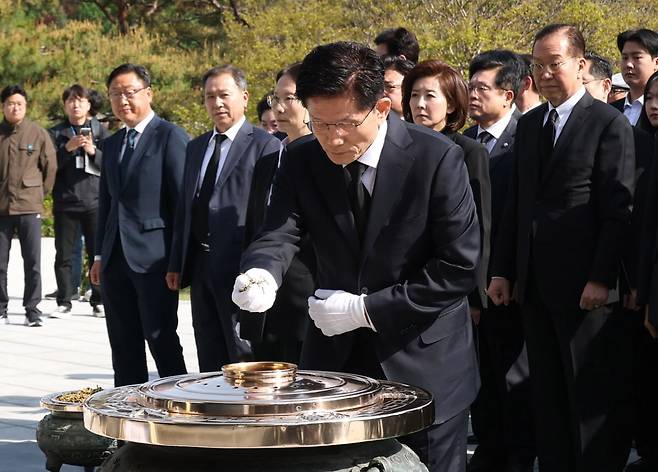 국민의힘 김문수 대선 후보가 4일 서울 동작구 국립서울현충원을 찾아 현충탑에 참배하고 있다.  /연합뉴스