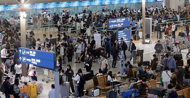 지난 1일 인천국제공항 제1여객터미널 출국장이 승객들로 북적이고 있다. 사진=연합뉴스