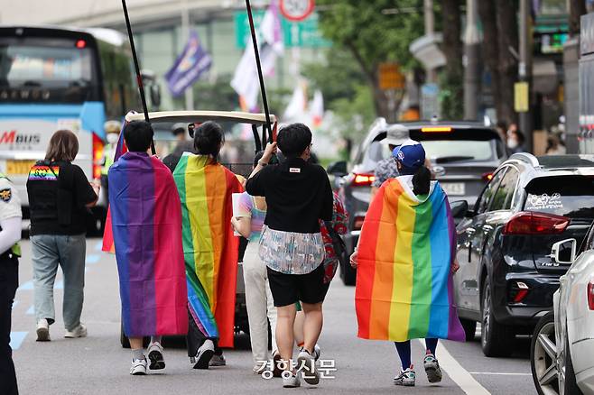 2021년 6월 27일 퀴어퍼레이드 참가자들이 서울 숭례문 앞을 출발해 청계천 광통교 인근까지 행진하고 있다. 이준헌 기자