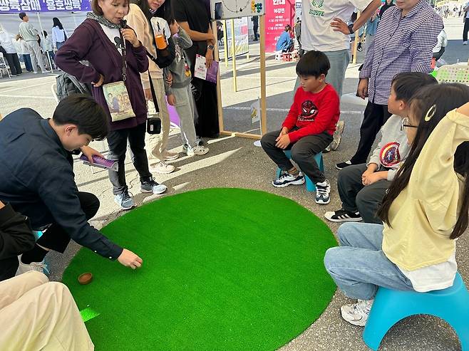 2024 종지윷 대회에서 참가자들이 윷놀이를 하고 있다. 전주문화재단 제공