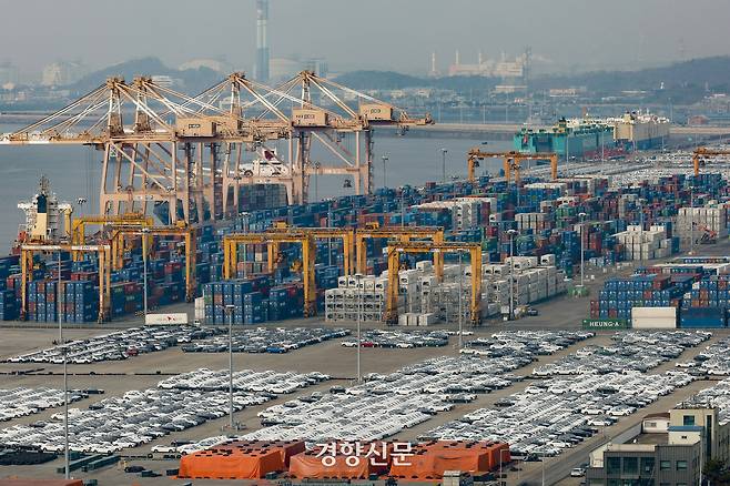 지난 2월16일 밝힌 가운데 16일 경기 평택항에 선적을 기다리고 있는 수출용 자동차가 줄지어 서 있다. 문재원 기자