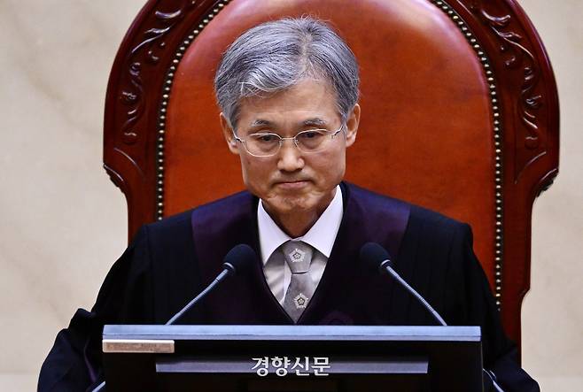 조희대 대법원장이 지난 1일 서울 서초구 대법원 대법정에서 열린 더불어민주당 이재명 대선 후보의 공직선거법 위반 사건 상고심 선고에 참석해 입술을 다물고 있다. 사진공동취재단