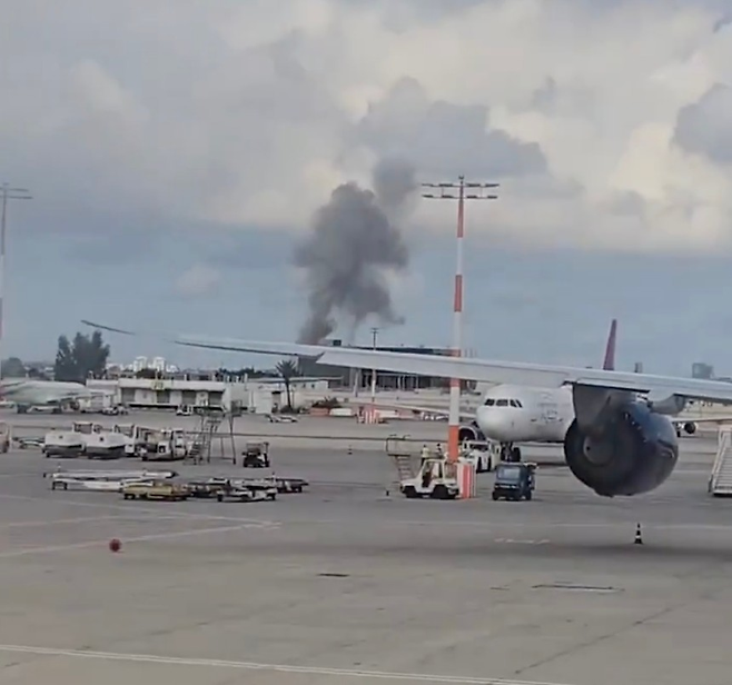 4일(현지시간) 이스라엘 텔아비브의 벤구리온 국제공항 근처에 예멘 후티 반군이 발사한 미사일이 낙하해 연기가 피어오르는 모습. SNS 엑스 사진 갈무리