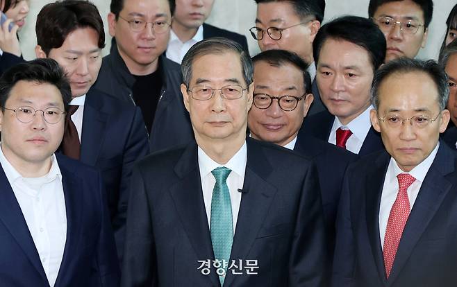 한덕수 전 국무총리(가운데)가 2일 국회 소통관에서 대선 출마 기자회견을 하기 위해 입장하고 있다. 박민규 선임기자