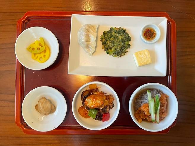 Fourth and fifth course Dammi (hot preparations) and Seongso (noodle dish) of the Won (Vow) Course at Balwoo Gongyang (Hong Yoo/ The Korea Herald)