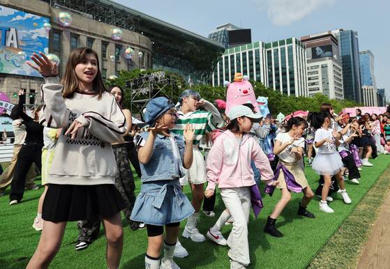 Participants dance to K-pop songs at a random play-dance event held at Seoul Plaza in Jongno District, central Seoul, on May 2. [NEWS1]