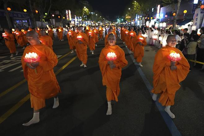 Thai Buddhist monks carrying lanterns march in a parade during the Lotus Lantern Festival in downtown Seoul on April 26, ahead of Buddha's Birthday on May 5. [AP/YONHAP]