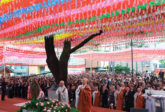 A main ritual to celebrate Buddha's birthday held at Jogye Temple in central Seoul is attended by then President Yoon Suk Yeol, lawmakers, diplomats and others on May 15, 2024. [YONHAP]