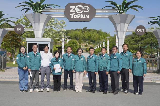 안동시의회 문화복지위원회가 지역 문화관광시설을 방문한 뒤 기념촬영을 하고 있다. 안동시의회 제공