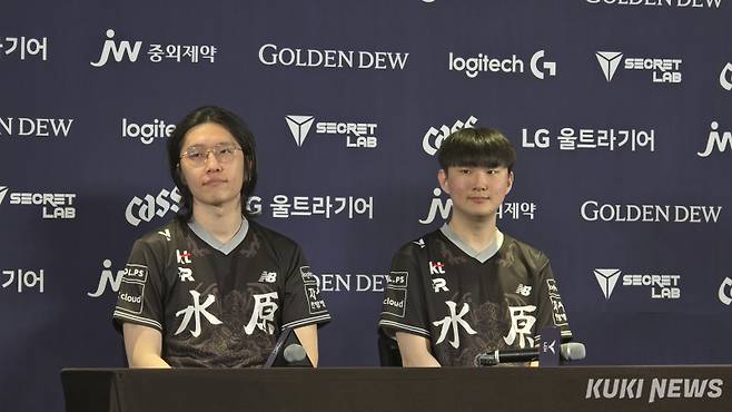 ‘라일락’ 전호진 코치와 ‘지니’ 유백진이 4일 오전 11시 수원컨벤션센터에서 열린 ‘2025 LCK 챌린저스 리그’ 정규시즌 2라운드 T1과 홈경기를 마친 뒤 취재진과 만나 인터뷰하고 있다. 김영건 기자