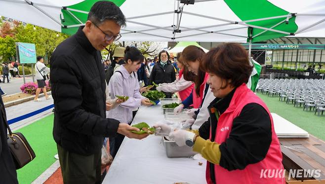 축제를 즐기고 있는 관광객들