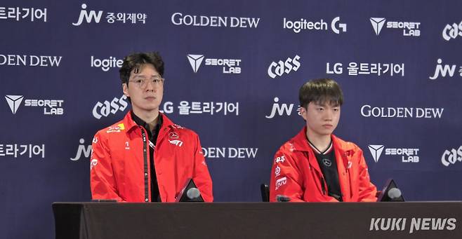 김정균 감독과 ‘케리아’ 류민석이 4일 오후 3시 수원컨벤션센터에서 열린 ‘2025 LCK’ 정규시즌 2라운드 KT 롤스터와 원정경기가 끝난 뒤 기자회견에 임하고 있다. 김영건 기자