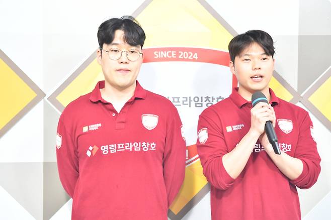 영림프라임창호 2지명 박민규 9단(왼쪽)과 3지명 송지훈 9단이 국후 승리 인터뷰를 하고 있다. 한국기원 제공