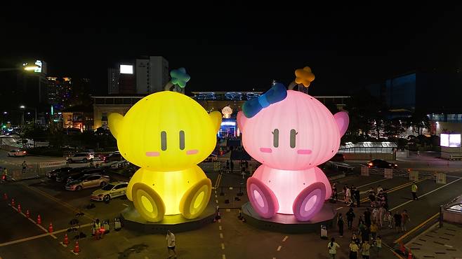 지난해 개최된 '대전0시축제' 축제장에 설치된 꿈돌이와 꿈순이 대형 조형물. 대전관광공사 제공