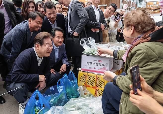 강원도 영월군 영월서부시장을 찾은 이 후보가 엄나무 순을 팔고 있는 상인과 대화하고 있다. 연합뉴스