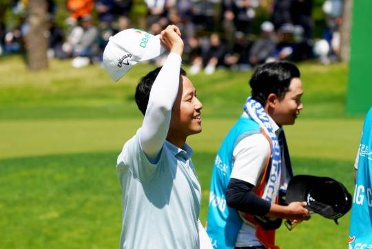 갤러리 환호에 답하는 문도엽(왼쪽). 사진[연합뉴스]