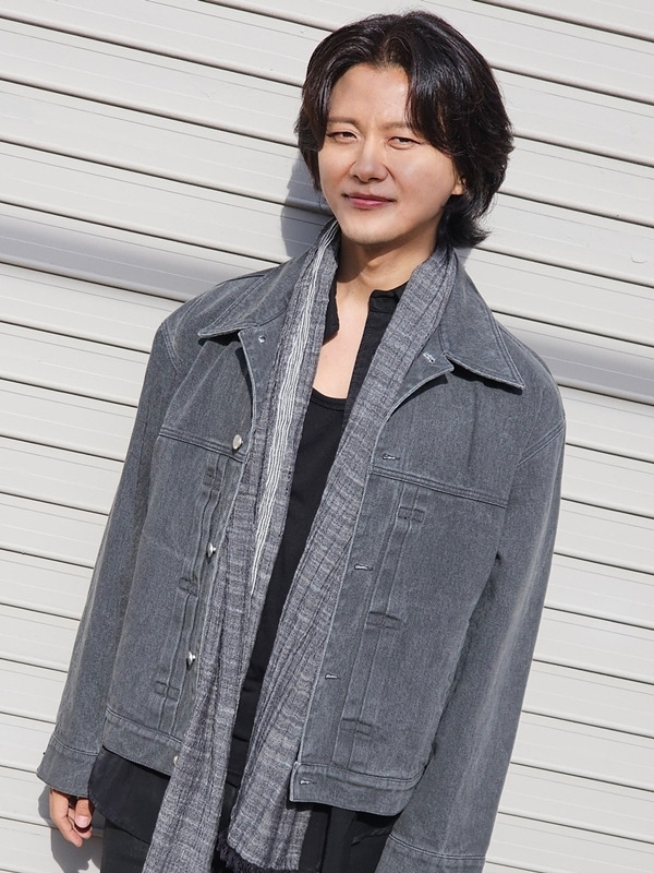가수 김현성이 전성기를 떠올리게 하는 깊은 감성과 고음으로 돌아온다.