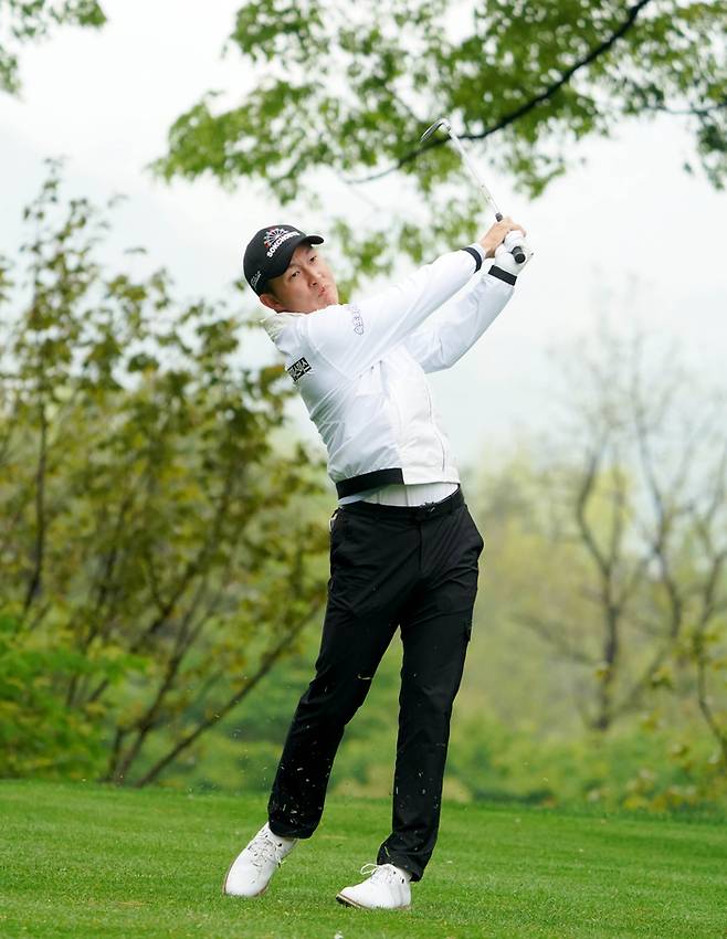 아이언 샷을 한 뒤 공을 바라보고 있는 김백준. GS칼텍스 매경오픈 조직위