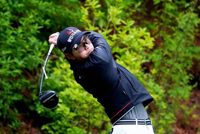 이형준이 3일 열린 GS칼텍스 매경오픈 3라운드 4번홀에서 티샷한 공을 바라보고 있다. GS칼텍스 매경오픈 대회 조직위