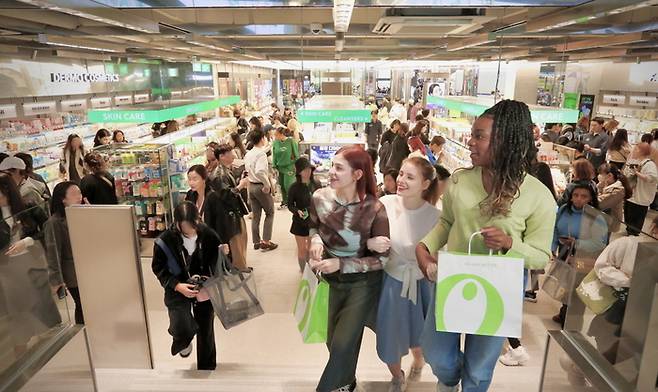 외국인 고객들이 명동 타운 매장에서 K뷰티 쇼핑을 하고 있는 모습 [CJ올리브영]