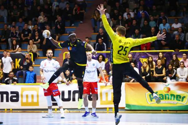 사진 2024/25 EHF 남자 유러피언컵 4강 아테네 HC와 HC 이즈비닥의 경기 모습, 사진 출처=아테네 HC