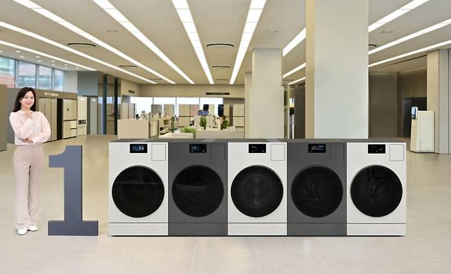 삼성전자의 올인원 세탁건조기 '비스포크 AI 콤보'는 국내 누적 판매량 10만대를 돌파했다./사진=삼성전자