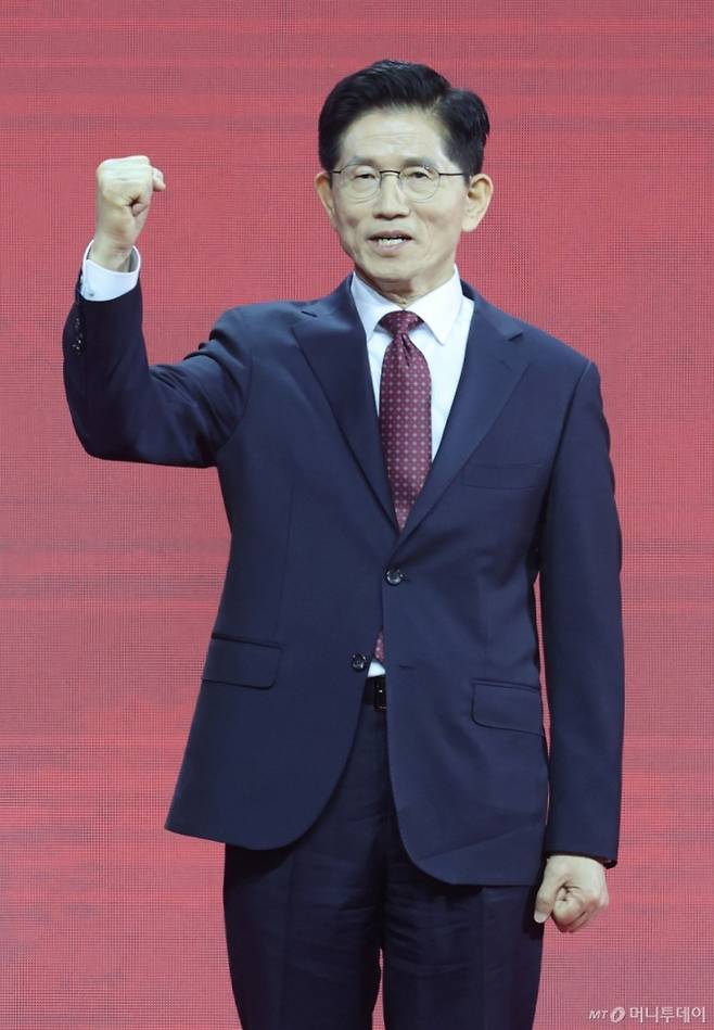 (고양=뉴스1) 이광호 기자 = 김문수 국민의힘 대선 경선 후보가 3일 경기 고양시 킨텍스에서 열린 5차 전당대회에서 당원들에게 인사하고 있다.  2025.5.3/뉴스1  Copyright (C) 뉴스1. All rights reserved. 무단 전재 및 재배포,  AI학습 이용 금지. /사진=(고양=뉴스1) 이광호 기자