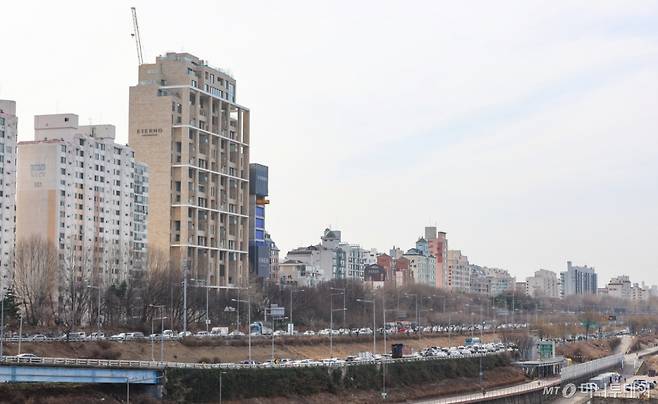 [서울=뉴시스] 황준선 기자 = 13일 국토교통부가 발표한 2025년 공동주택 공시가격안에 따르면 전국 공동주택 1558만호 중 가장 가격이 높은 공동주택은 '에테르노청담' 아파트 전용면적 464.11㎡이 200억6000만원으로 '더펜트하우스 청담'(164억원)을 제치고 가장 비싼 아파트로 나타났다. 사진은 이날 서울 강남구 에테르노 청담 모습. 2025.03.13. hwang@newsis.com /사진=박영태