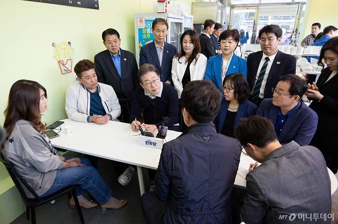 [예천=뉴시스] 조성봉 기자 = 민심을 청취하는 '경청 투어'에 나선 이재명 더불어민주당 대선후보가 4일 경북 예천 도청 신도시의 한 분식점에서 상인회 관계자와 주민들의 의견을 청취하고 있다. (공동취재) 2025.05.04. photo@newsis.com /사진=