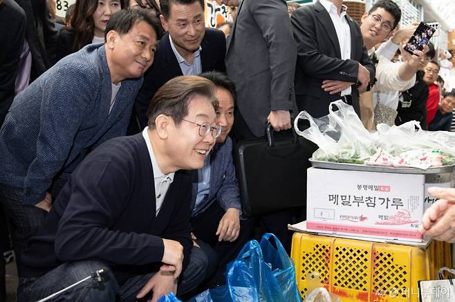 (영월=뉴스1) 이재명 기자 = '골목골목 경청투어 : 단양팔경편'에 나선 이재명 더불어민주당 대통령 후보가 4일 오후 강원 영월군 영월서부시장에서 상인과 대화를 하고 있다. 2025.5.4/뉴스1 Copyright (C) 뉴스1. All rights reserved. 무단 전재 및 재배포, AI학습 이용 금지. /사진=(영월=뉴스1) 이재명 기자