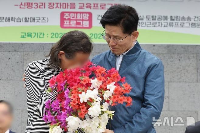 김문수 국민의힘 대선 후보가 4일 경기 포천시 한센인마을을 방문해 간담회를 갖고 주민 편지 낭독을 들은 뒤 꽃다발을 선물 받으며 눈시울을 붉히고 있다. /사진=뉴시스