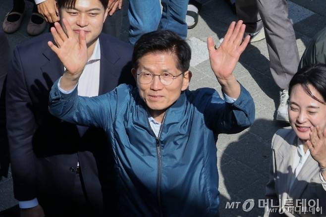 김문수 국민의힘 대통령 후보가 4일 오후 경기 포천시 한센인 정착마을인 장자마을 행복나눔터를 방문해 인사하고 있다./사진=뉴스1